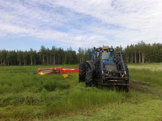 Rehuntekoa 2008
Valtra 8050 & Elho HNM320c. On 98 mm sateet tehny suopellolla tehtävänsä... Ei onnistunu tuollakaan niitto joten piti lähtiä ehtimään paripyörät eteenki ja sivukone perään, ni johan rupesi homma toimimaan
Avainsanat: rehunteko suo valtra elho