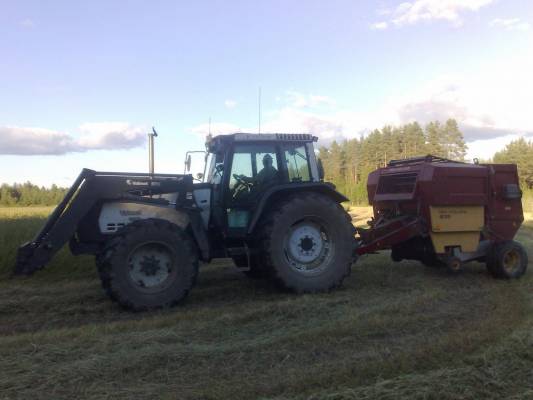 Valmet 6900 & New Holland 835
Heinän paalausta
Avainsanat: valmet paalaus