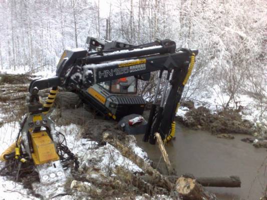 "Mennäänpäs tuosta suon yli että heilahtaa" :D
Cobra kävi uimassa joskus wei back then kaivetussa suo haudassa... neljä metriä syvä monttu ja vajaan puolen metrin paksuinen turve matto pinnassa
Avainsanat: cobra ponsse monttu suossa perkele