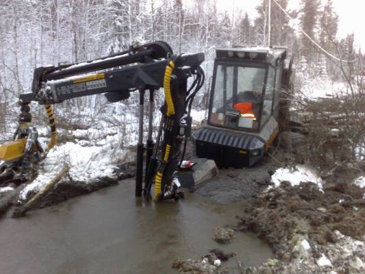 Ponsse HS 10 Cobra
Löytyi sitte suo hauta sähkölinjan alta... Varmaan entis aikojen sankareiden kaivama 4 metriä syvä monttu, johon tullu reilu puoli metriä paksu turve pintaan
Avainsanat: Ponsse suossa syvällä