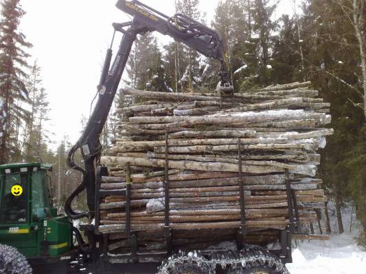 Timberjack 1110
Aju mies uhosi ottavansa kaikki kyytiin mitä uralla oli, ja sen se pirulainen teki... 16,8 m3  Ja kyllähän moisesta saavutuksest pitää sit leveä hymykin vetää naamalle:D
Avainsanat: Timberjack 1110 kuitua