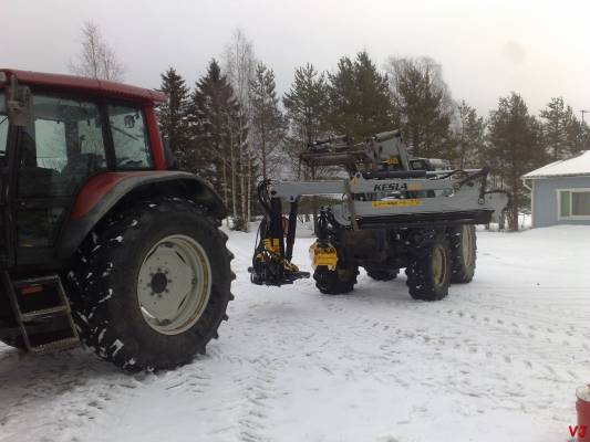 Valtra T140 & Kesla 304T
Kuormaajaa asentamassa
Avainsanat: valtraan kuormaaja