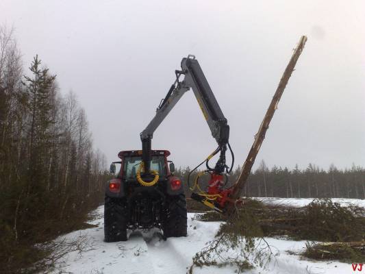 Valtra T140 & Kesla 304T Puomin päässä keikkuu Naarva 1000-23
Hyvä yhdistelmä pellon reunojen raivaukseen. Eikä tule pula hake rangasta
Avainsanat: valtra kesla