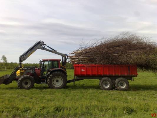 Valtra T140 & Kesla 304T & Hyväkone
Sapluunat täyteen ja laanille... Ei viedä terveisiä
Avainsanat: valtra kesla