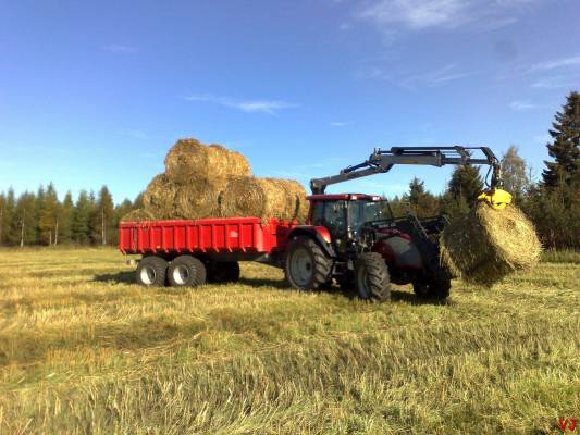 Valtra T140 Kesla304T hyväkone
Olkia keräilemässä. Olis juu sopinu enemmänki kyytiin, mutta ku ei viihti niska kierossa ammentaa tohon etu laitaan kovin korkeaa kasaa.
Avainsanat: Valtra olkia