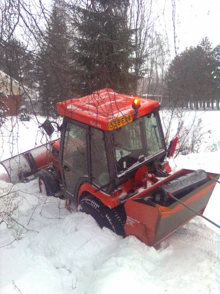 Kubota ojassa...
Kubota tipahti pikkusen ojaan oikastessa...Ois vaa pitäny peruuttaa
Avainsanat: kubota st-30