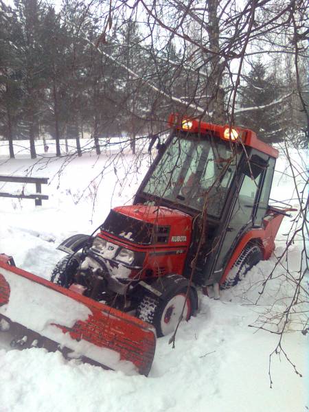 Kubota ST- 30 upoksissa
Kubota tipahti pikkusen ojaan oikastessa...
Avainsanat: Kubota St-30