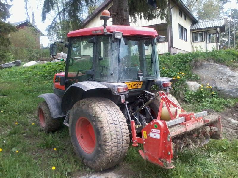 Kova kone jyrsimiseen
Kubota L5030 + Pikkujyrsin
