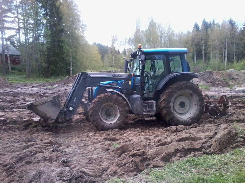 Hyvin kääntyy maa vanhoillakin auroilla...
Valtra N92 + Sampo 2x16 L kynnöksellä
