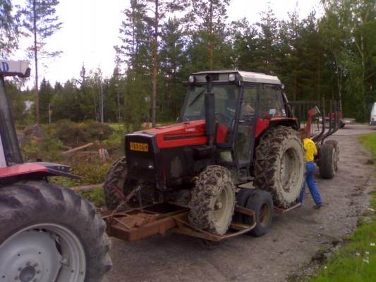 ursus 1014 siirto
siinä vanha kuva miten tuli ursusta siireetyyä kun ei ketjuja viititty kuluttaa turhaan
Avainsanat: ursus 1014