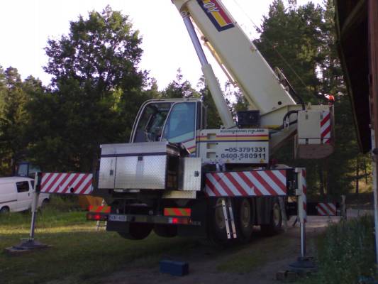 Nosturi
Kävi vähän isompi  nosturi nostamassa vanha kuivuri ulos jaa uuden tilalle sisään. Meni suunileen koko homma 3 tunnissa.
Avainsanat: nosturi