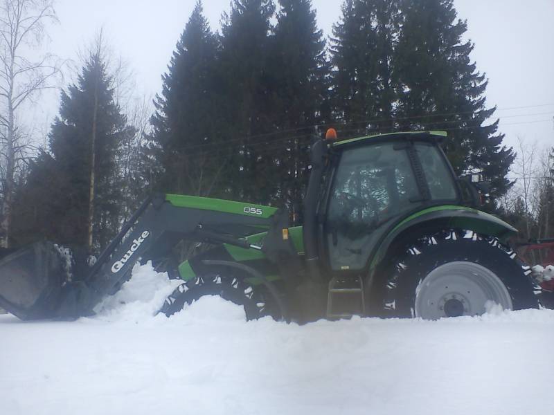 tuhkan levitystä
tuhkan levitystä pelloille, jotta lumet saadaan ennemmin sulamaan ja pääsee aikasemmin toukotöihin... mut ompahan lunta!
Avainsanat: tuhka deutz