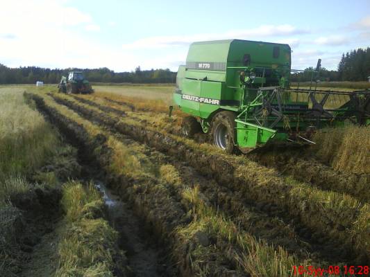 ei kulje ,niin ei kulje!
m770 ja 130 deutz, ei riittänyt 6 pyörää vetämään kun on liian pehmeätä 
Avainsanat: deutz-fahr 130 770