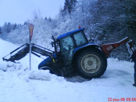 lumi töitä 
115 ts ojassa 
Avainsanat: new holland 115 ts