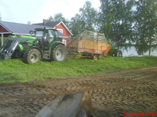 Deutz Fahr. Yritetään ylä-savossakin tehdä rehua,ilmojen salliessa
tähkällä oli niin täyty jo alottaa
Avainsanat: deutz-fahr