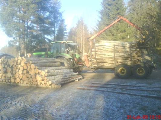 rankojen ajua 
rankojen ajon alottelua ja saha puitakin pitäs ajella kans. deutz-fahr 130 farmin kuormaaja ja kärristä ei tietoo
Avainsanat: deutz-fahr farmi