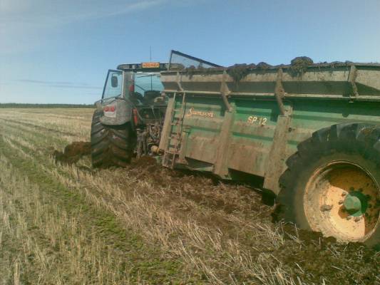 valtra ja kimadan
yritin ajaa rahkan sekaan lietettä mutta kuten kuvasta näkkyy se ei oikeen ottanu onnistuakseen, irti nykästiin taivaan ikusella takapotku jontikalla
Avainsanat: valtra kimadan