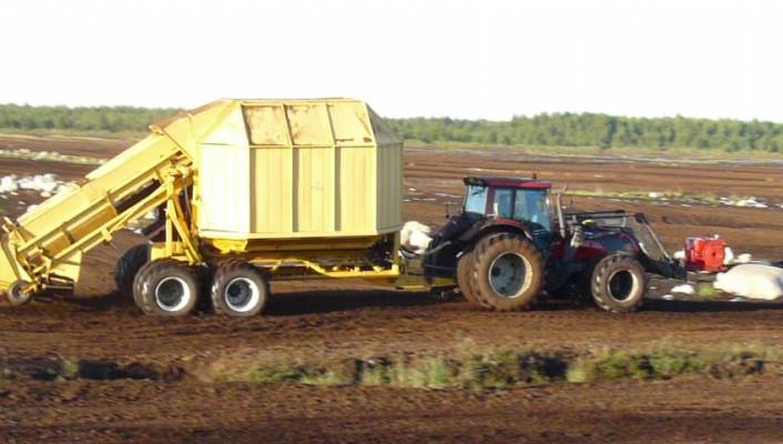 Kuorman vienti aumalle
Avainsanat: kuorman ajo