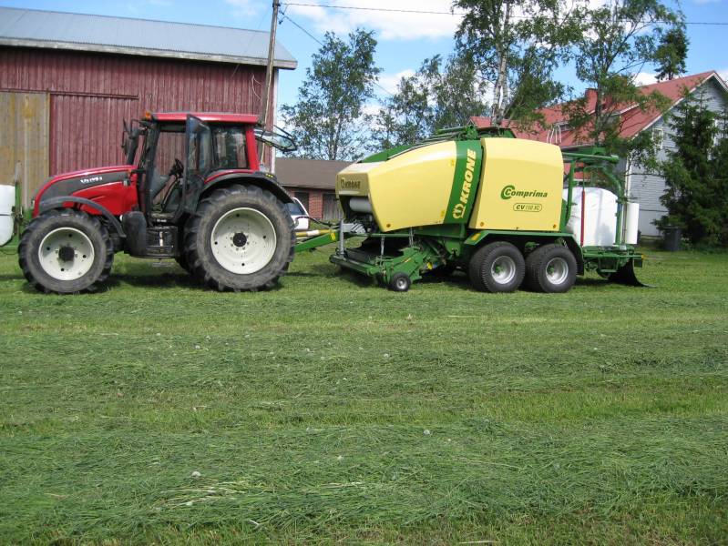 N121 ja Krone CV 155 XC
ekat paalit uutukaisella
Avainsanat: valtra ,krone