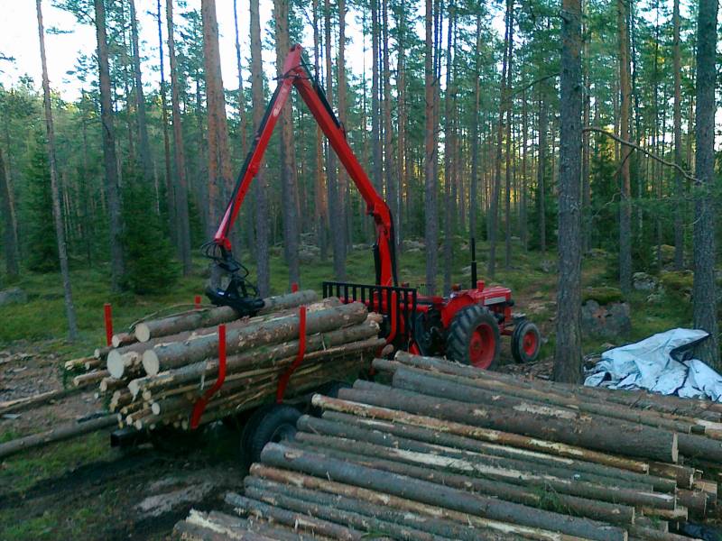 valmet 565 ja Evin yhdistelmä
oman ajan puutteen vuoksi teetätin talven polttopuut motolla
