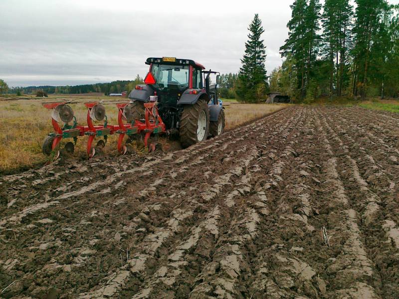 N111 kverneland 16"
kyntöjen alotus vähän venyi. siinä työn jälkeä, arviosta lähtiessä säädetty.
