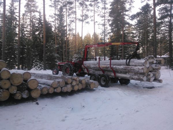 tuulenkaatoja valmet 565 ja evillä
meinas olla takapainoinoinen vaikka teliä jo siirretty taaksepäin. mut hyvin pääsi, kun ei pahoja paikkoja ollu. toki tukit vedetty ekask tien vieree mistä noukittu kärrillä:)
