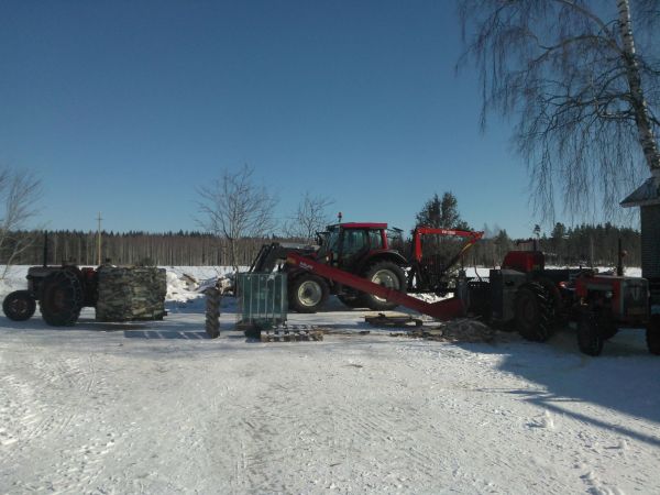 klapien tekoa hienossa säässä
3x valmet, palax pover70  kuvasta puuttuu palaxin hydraulihalkoja :D alkaa toi harrastustoiminta näyttää vähä ammatilliselta...
