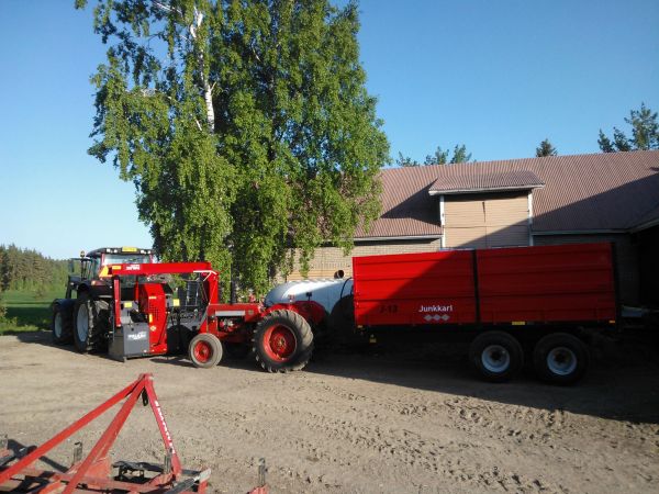 valtra N111, palax 70, valmet 565 ja junkkari J13
koneet lähössä kevään viimiselle klapien teko urakointi keikalle
