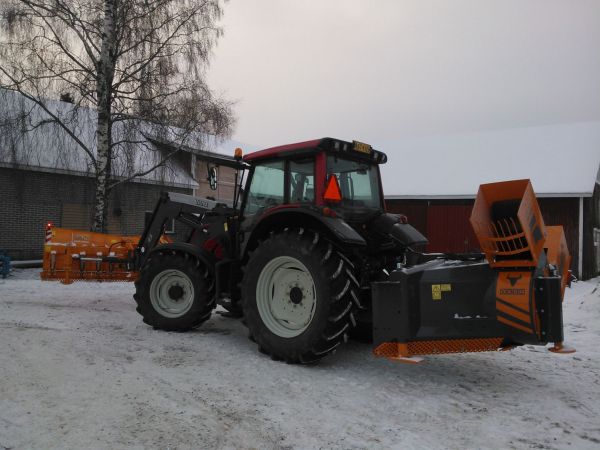 Valtra talvivarustuksessa
samazsin 331 nivelaura keulassa, oxsan uutuus 250 perässä.  aika hyvä taajama- ja pihatöihin.
