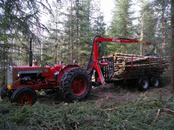 valmet 565 ja Evin kärry
ensiharvennusrankaa rankapöydälle hakemassa.
