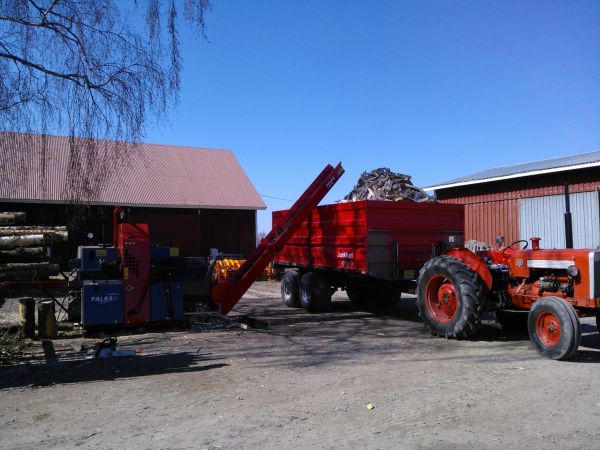 valmet 565, palax, junkkari J13
meinaa tulla kiire puiden kanssa ennenku pellolle lähetää, pyhät oli hyvää aikaa tehdä.
