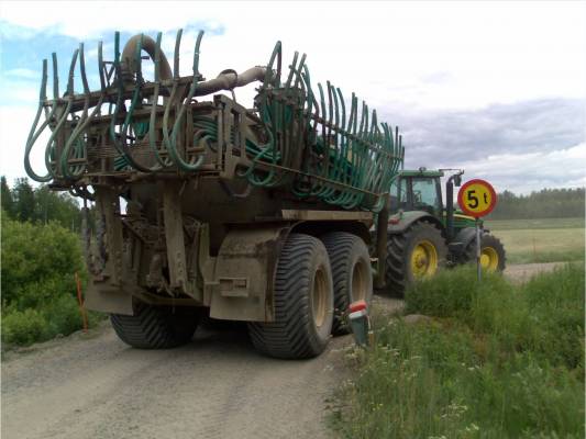 Joskin 20m3 ja John Deere 7920
Löyty tämmönenki kuva arkistojen kätköstä. Justiin riitti kantavuus, kun vähä vajaita kuormia maltto ottaa.
Avainsanat: joskin john deere 7920