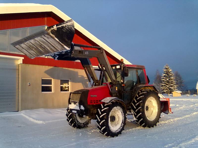 Valtra 6550 ja esko
Vähän lumihommia piti värkkäillä
Avainsanat: valtra 6550