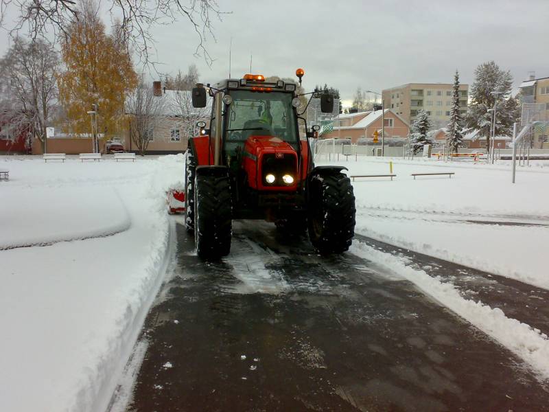 ensilumet
lokakuusa pääs ens kerran auraahan. mf6265 ja vama
Avainsanat: 6265 690 vama