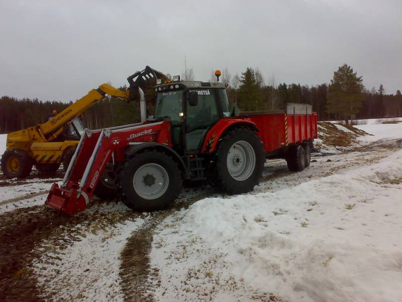 rehun hakua
mf 6470 ja manitou 
Avainsanat: kurottaja 6470 mf