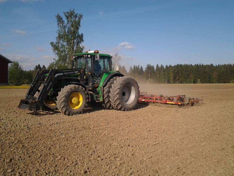 jonh deere 6920 ja vääderi
vanha isäntä äestämässä.
Avainsanat: jontikka