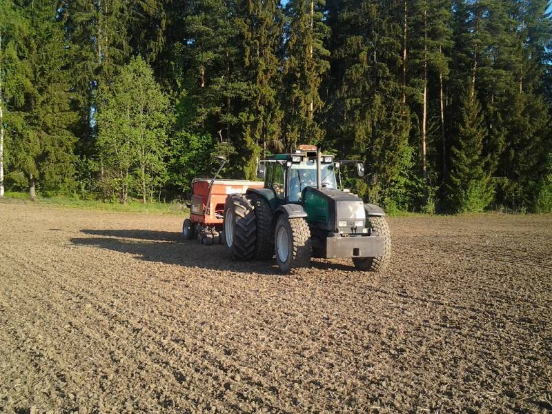 Valmet 8150 ja Novacompi 3m
Laina valmetilla kylvettiin. Aikas kankee verrattuna 3080 massikkaan.
Avainsanat: valmetti