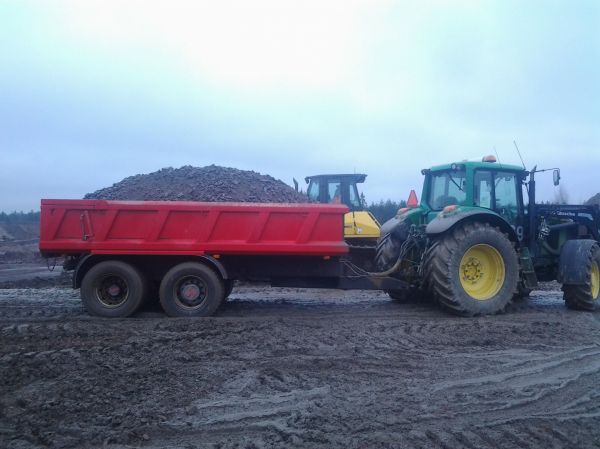 Maankaato paikalle murskeen ajoa. Painot kohdillaan pienin kuorma 18.6 ja suurin 19.8
Taustalla new holland D180 ja edustalla jonh deere 6920 ja sisu
Avainsanat: jonh deere