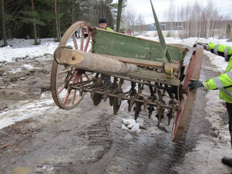 wanha hevos vetoinen kylvökone.
Löytyi vanhasta ladosta joka oli sortunu.
Avainsanat: kylvökone