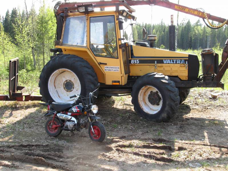 Valtra 815
paikallisen metsäkoulun valtra/valmet.Otin kuvan kun kävin ajamassa mopolla
Avainsanat: Valtra Valmet 815