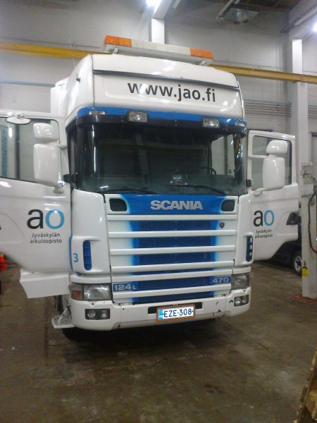 Scania
Jämsän ammattiopiston scania, ovista jo revitty noi Jyväskylän aikuisopisto tarrat pois.
Avainsanat: Scania 124