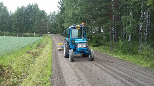 Fordilla lanaamassa.
Fordilla lanaa  vetämässä ettei tartte mersulla ajaa kuoppasta tietä.
Avainsanat: ford 6610 lana tielana tienlanaus