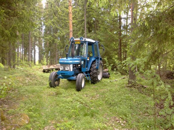 Fortti
Onko tää semmonen tuunattu traktori?
Avainsanat: ford 6610