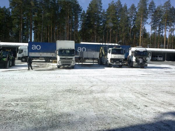 Jämsän ammattiopiston kalustoa.
Logistiikka alan LM kuormaaja, volvo fm9, sisu sm, mersu actros ja takana renault.
Avainsanat: Kuorma-auto