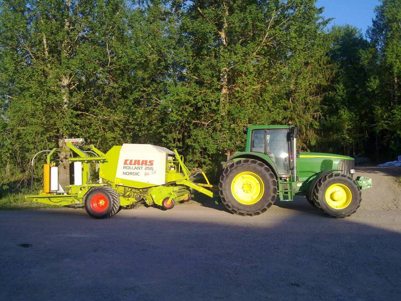 Claas 255 Uniwrap ja JD 6620
Käytetyllä Claassilla ekat koepaalit paalattu.
Avainsanat: Claas 255 Uniwrap JD 6620