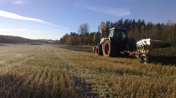 Kyntelyä
Maan kääntelyä pikku aamupakkasella.
Avainsanat: Fendt 818 Agrolux MRWT 5875