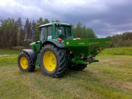 Apulannan levitystä
JD 6620 + Amazone ZA-X 1402
Avainsanat: JD 6620 amazone za-x 1402