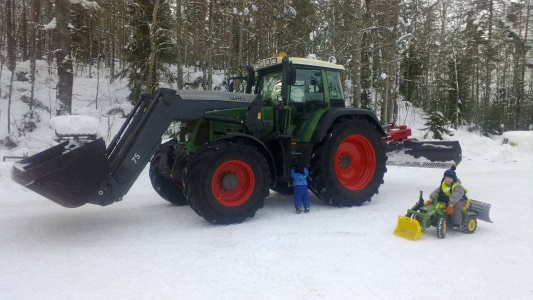 Fendt
Isompi kun ei päästä pikku veljeä polkutraktorilla ajamaan niin koetetaan sitten ottaa isommat koneet ajoon...
Avainsanat: Fendt 818 TMS Vario Quicke 75 Jykevä H30