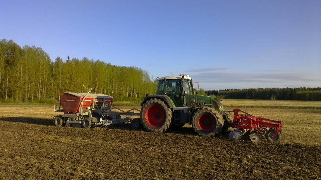 Kylvöjä
Ohran suorakylvöä
Avainsanat: Kongskilde Multiseed Fendt 818 TMS Vario Front Terra Disc