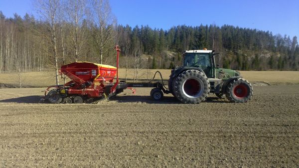 Kylvöjen aloittelua
Pellot kuivuvat tänä keväänä super nopeasti.
Avainsanat: Fendt 818 Vario Junkkari Maestro Direct 4000